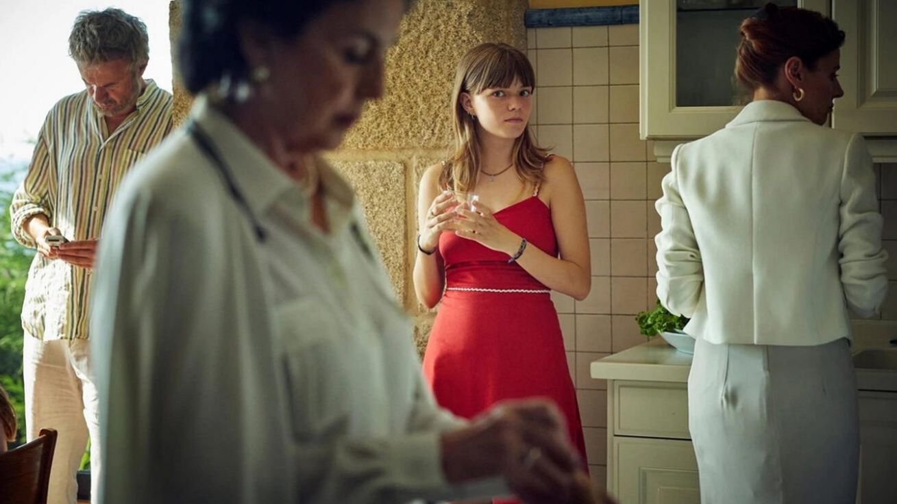image:Image Hrdinka (Llucía Garcia) vyrůstá u příbuzných, protože oba rodiče jí zemřeli v dětství – otce si dokonce vůbec nepamatuje.