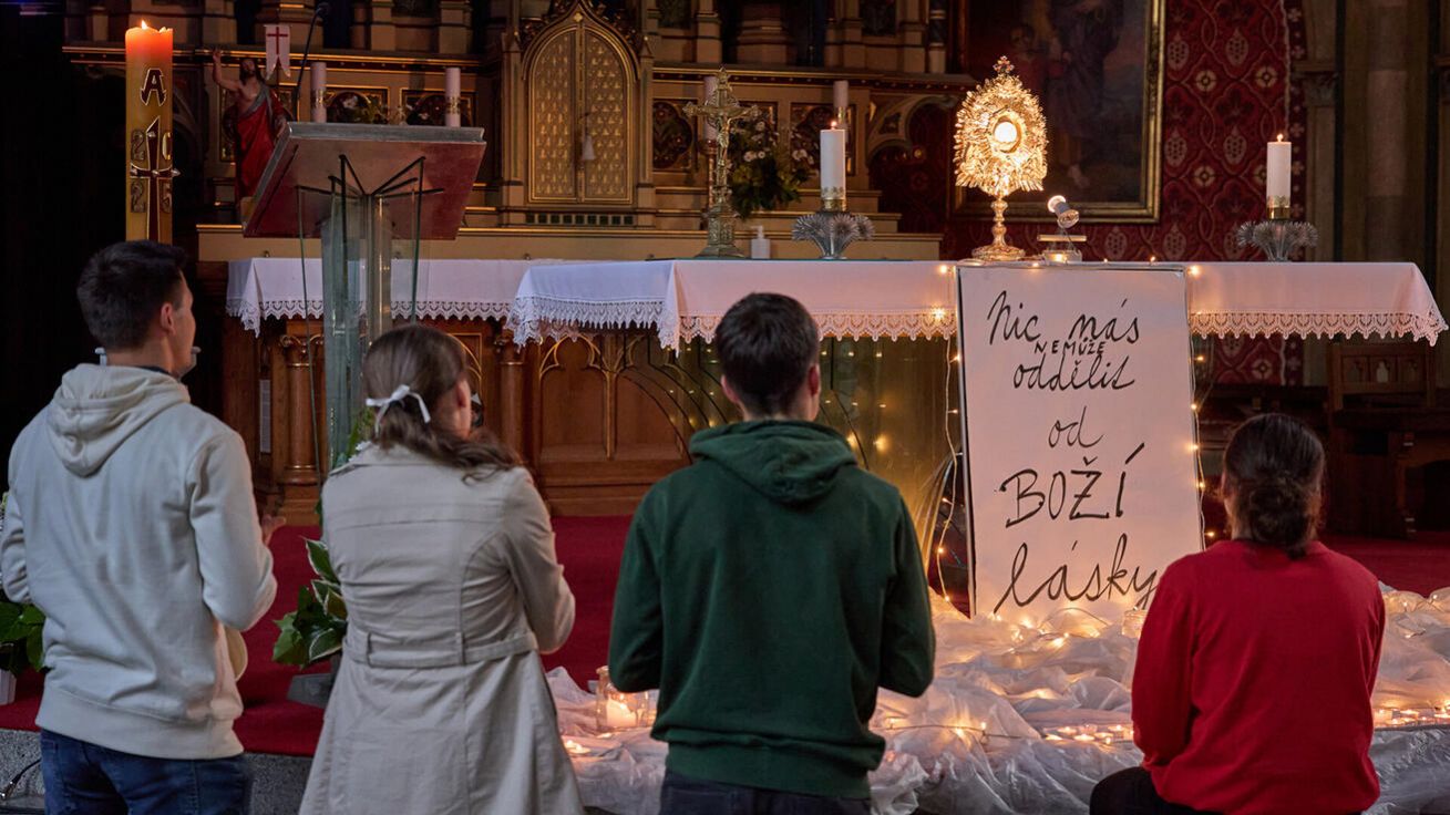 image:Image Kromě společenství Emmanuel se v Kopřivnici setkává Simeon, do něhož patří mladé rodiny. Společně se účastní třeba farních večerů chval.