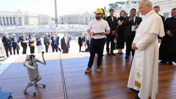 image:Image Robotického psa předvedli papeži při generální audienci ve středu 27. května studenti severoitalské školy Istituto Superiore Enzo Ferrari. Škola se zaměřuje na robotiku a umělou inteligenci.