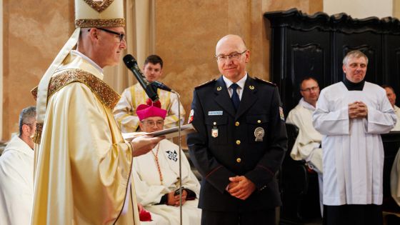 image:Image Čestný titul si za vypátrání ukradené relikvie sv. Zdislavy odnesl pro českolipskou policii její ředitel plk. Petr Rajt.