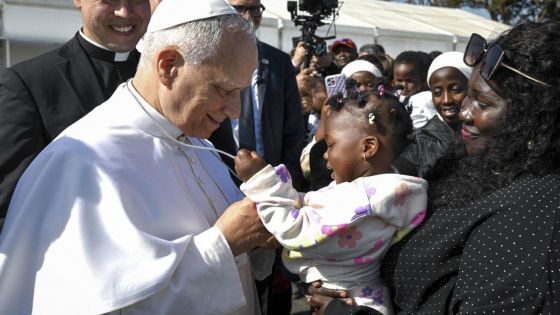 image:Image Papež při rozhovorech s uprchlíky na Kanárských ostrovech střídal francouzštinu, angličtinu i španělštinu. Při mši zazněly přímluvy i v jazyce wolof, kterým se mluví v Senegalu, Gambii a Mauretánii.