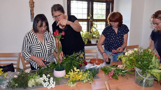 image:Image Ve Skutči se floristického workshopu po dvě soboty zúčastnilo devět okolních farností. Eva Vaňková je druhá zleva.