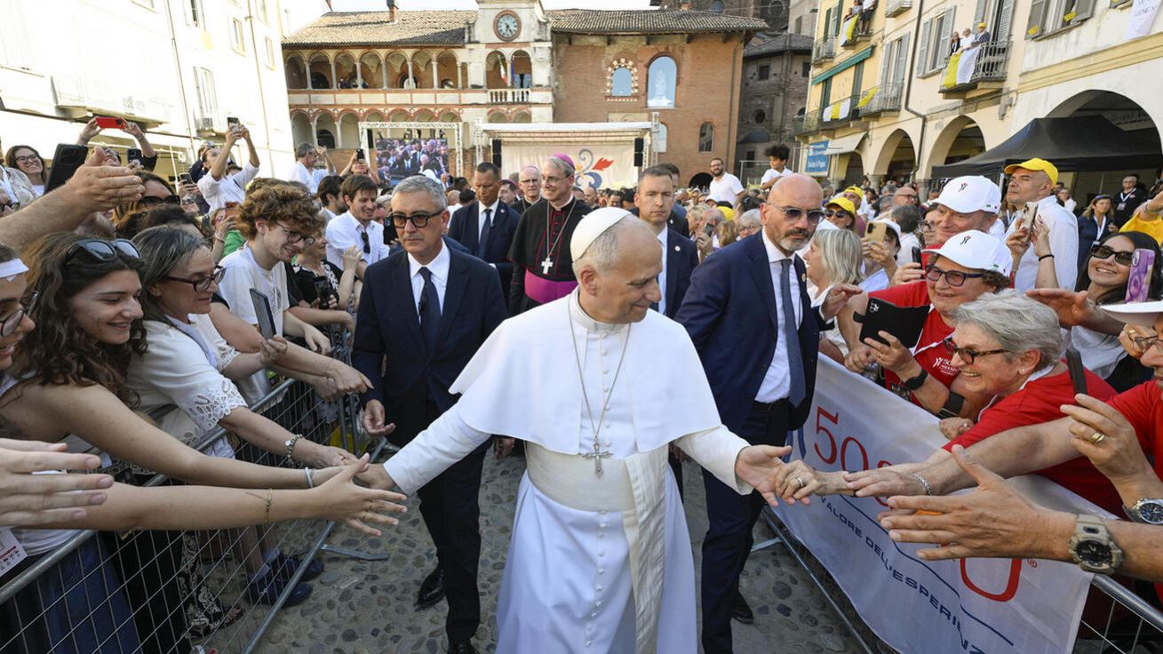image:Image Na náměstí Vítězství Piazza Vittoria čekaly na papeže davy věřících. Jeho poselství patřilo mladým: „Snažte se budovat opravdové přátelství. Ne s obrazovkou, s mobilním telefonem, ale skutečné přátelství s druhým člověkem. Žijte naplno! Pak zjistíme, že Ježíš opravdu žije uprostřed nás. Bude naplno mezi vámi.“