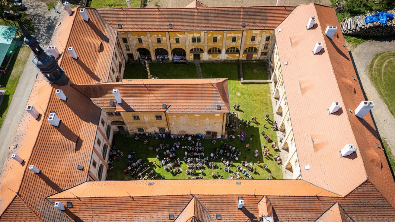 image:Image Letecký pohled na klášter v Hájku.