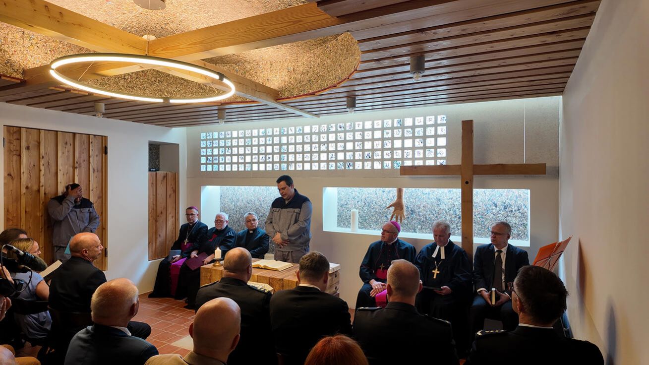 image:Image Na vznik kaple, v níž zaujme i „Boží ruka“ (v osvětleném výklenku), přispělo osm církevních subjektů a zhruba třicet jednotlivců. Dohromady dali bezmála půl milionu Kč.