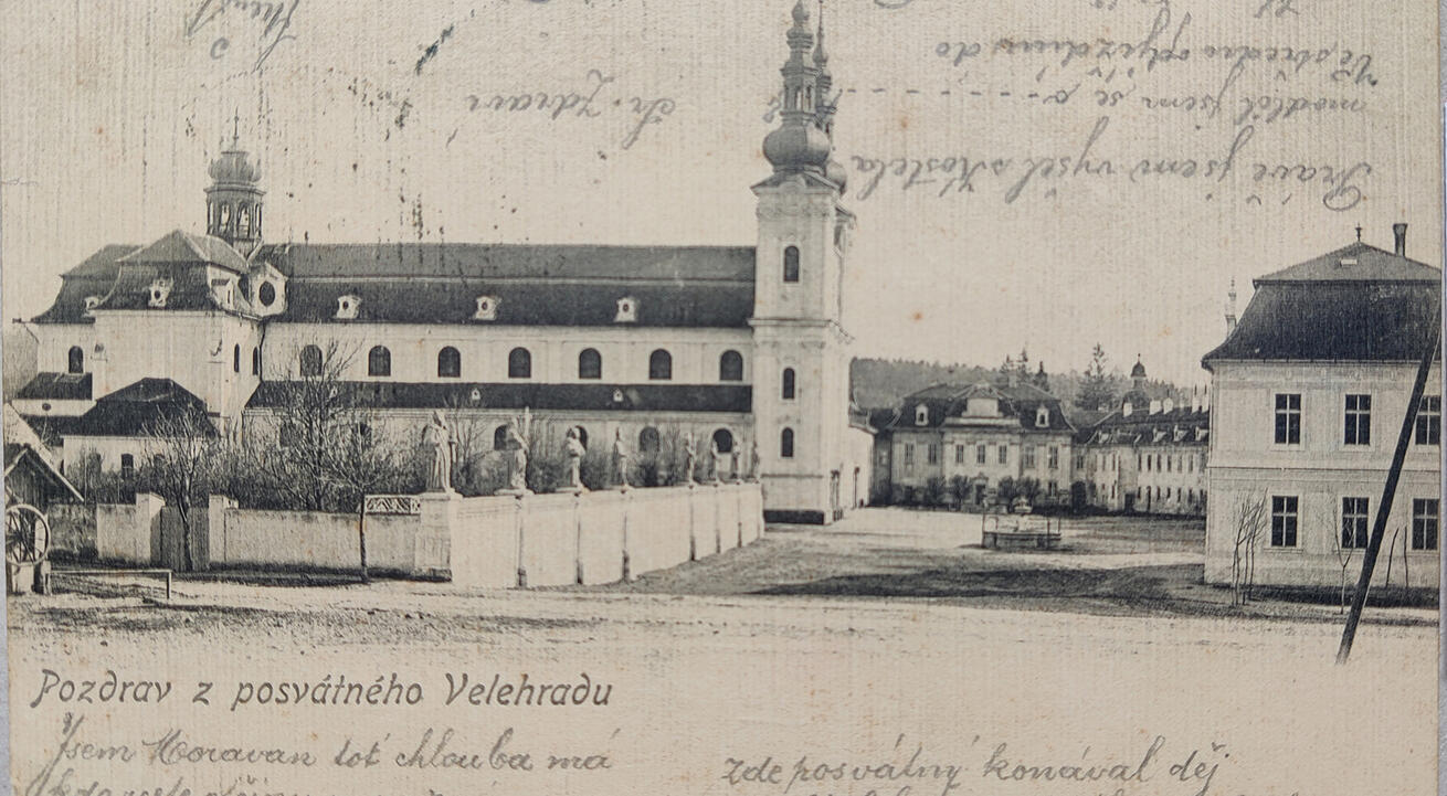 image:Image Na přední straně pohlednice pisatel krasopisem vypsal úvodní slova písně Jsem Moravan z konce 19. století: „Jsem Moravan, toť chlouba má / kdo, rcete, otčinu mou zná? / Kdo zná ten požehnaný kraj, ten utěšený zemský ráj? / Ó Moravo – ty vlasti má / tys země moje přemilá! / Zde Rostislav, zde Svatopluk / mé drahé mluvy střehli zvuk. / Zde posvátný konával děj / na Velehradě Metoděj. / Ó Moravo, ó vlasti má, tys dávnou slávou věnčená!“ a dále pokračuje: „Právě jsem vyšel z kostela. Modlil jsem se? Ve středu odjíždím do Kroměříže.“