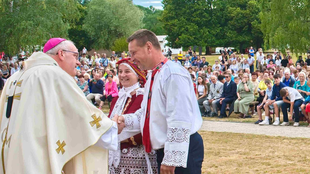 image:Image Obětní dary v Mikulčicích nesli krojovaní z Podluží.
