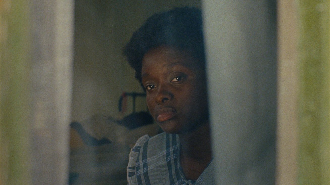 image:Image Ekumenická porota ocenila drama Za zády mi číhá lev, které vypráví příběh mladičké senegalské uprchlice a čtyřicetileté Kypřanky.