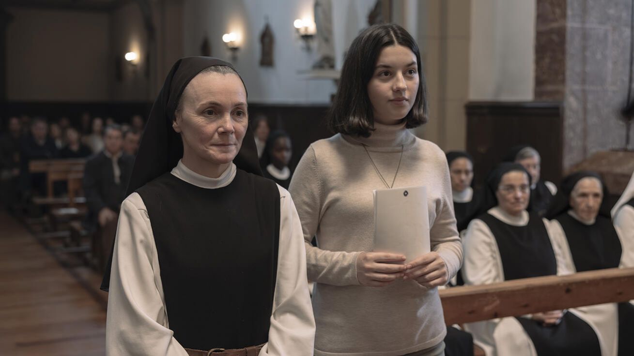 image:Image Filmové drama Neděle se točí kolem neobvyklé touhy sedmnáctileté Ainary, která cítí povolání k řeholnímu životu.