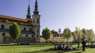 Na prázdniny s podanou rukou image:Image Na prázdniny s podanou rukou