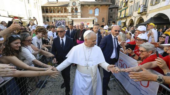 image:Image Na náměstí Vítězství Piazza Vittoria čekaly na papeže davy věřících. Jeho poselství patřilo mladým: „Snažte se budovat opravdové přátelství. Ne s obrazovkou, s mobilním telefonem, ale skutečné přátelství s druhým člověkem. Žijte naplno! Pak zjistíme, že Ježíš opravdu žije uprostřed nás. Bude naplno mezi vámi.“