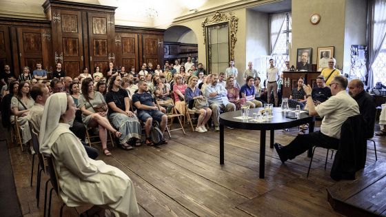 image:Image Debata s arcibiskupem v sakristii kostela.