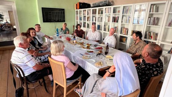image:Image Jak se daří synodální postoje zařadit do praktického života ve farnostech, probíral mimo jiné synodální diecézní tým 23. června ve Dvoře Králové. Anežka Pavlišová v popředí v růžovém tričku.