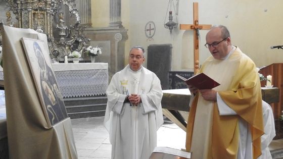 image:Image Při obnově poutní tradice po sto letech požehnal kopii obrazu generální vikář Mons. Jan Paseka. Obraz je od té chvíle trvale vystaven v kostele sv. Václava ve Vilémově.