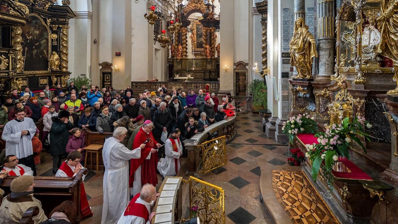 image:Image 	Pouť Modliteb za nejmenší s biskupem Václavem Malým u Pražského Jezulátka.