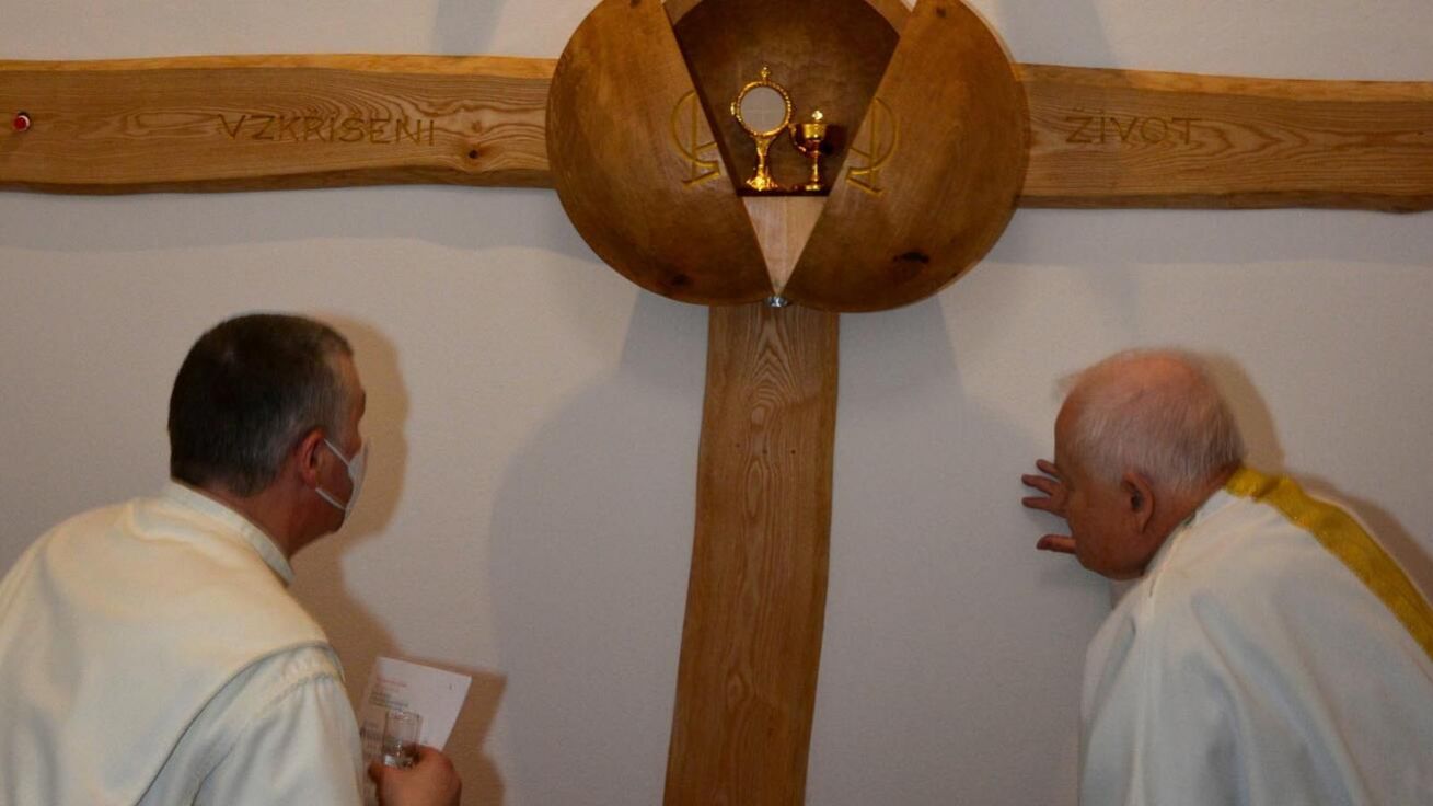 image:Image Kapli vybudovali umělci Tereza a Viktor Svatošovi a finančně na ni přispělo Arcibiskupství pražské.