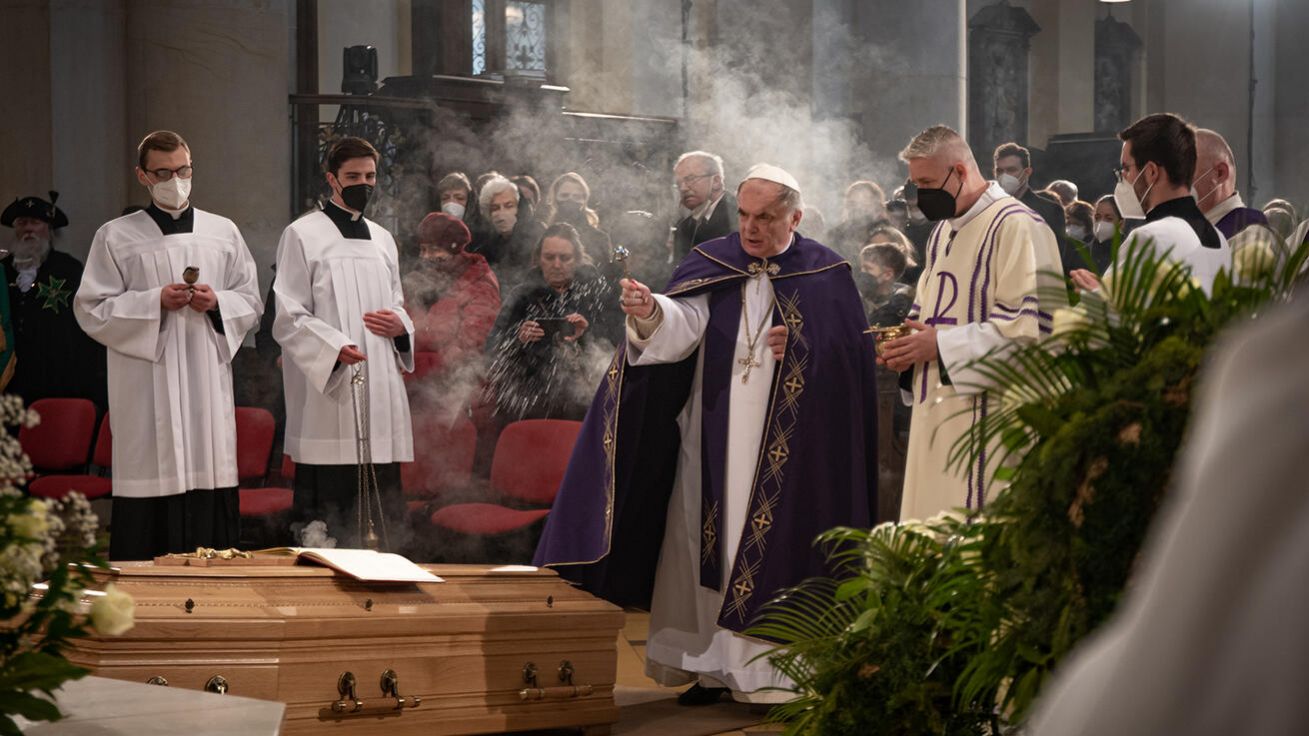 image:Image Premonstrátský opat P. Filip Zdeněk Lobkowicz při obřadu posledního rozloučení se svým bratrem, biskupem Františkem.