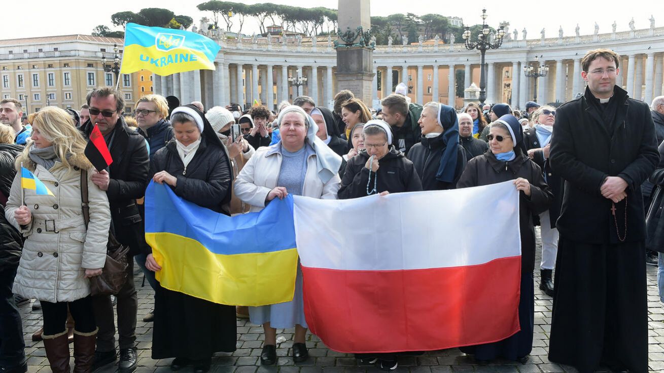 image:Image Ukrajinští a polští věřící drželi vlajky svých zemí během papežovy modlitby Anděl Páně tuto neděli. Do Polska se od začátku ruské invaze uchýlilo už téměř 300 tisíc ukrajinských uprchlíků (v době uzávěrky KT).