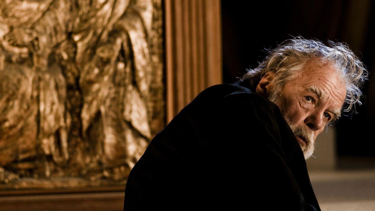 image:Image Michael Lonsdale v roli starého kněze, který je vystaven nečekané situaci. Kde je nyní Bůh?