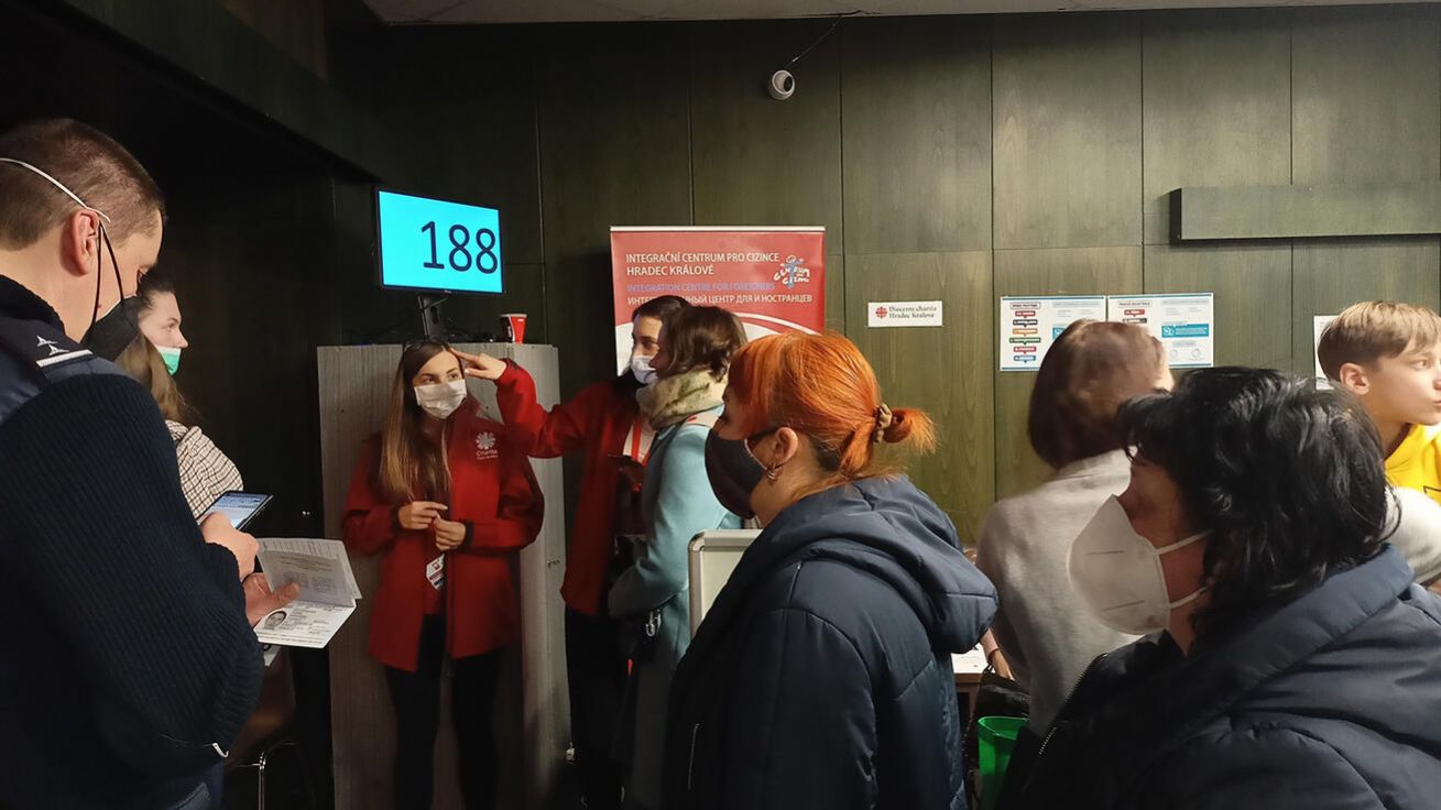image:Image Ukrajinští utečenci procházejí registrací v Kongresovém centru Aldis v Hradci Králové, kde se o ně stará i diecézní Charita.
