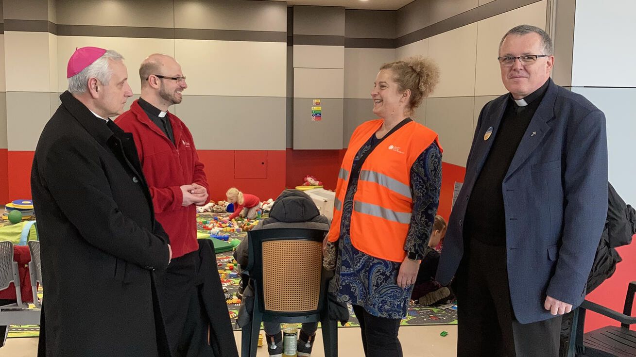 image:Image Biskup Vlastimil Kročil v Asistenčním centru pro uprchlíky spolu se zástupci diecézní Charity.