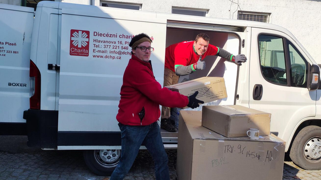 image:Image Nakládání jídla, nápojů, dek a potřeb pro děti pro Krajské asistenční centrum pomoci Ukrajincům.