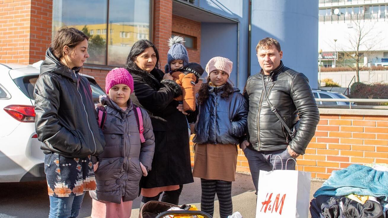 image:Image Bohar Hannadi se svou rodinou a všemi věcmi, které si z Ukrajiny vzali. Nejprve mrzli na hranicích a pak se cestou postupně porouchaly dva autobusy, jimiž cestovali.
