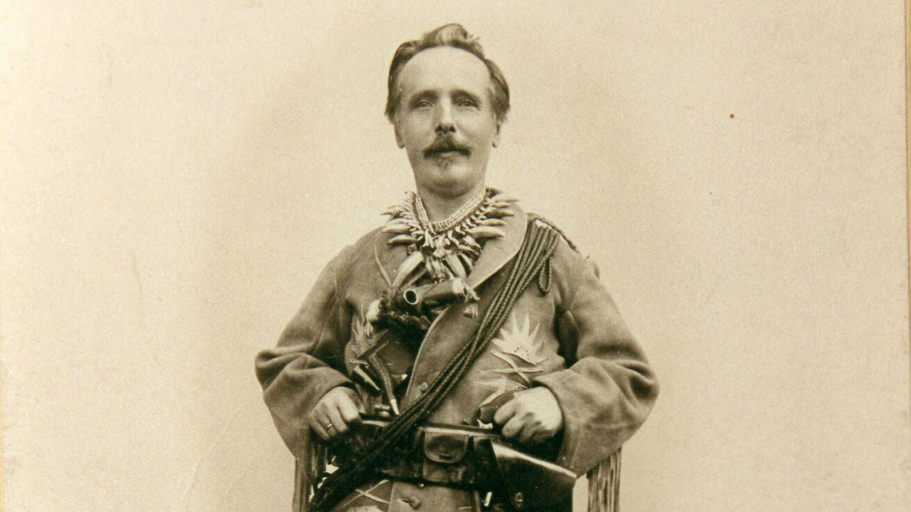 image:Image Karel May přiživoval literární historky smyšlenými příběhy ze svého života, vydával se za skutečného Old Shatterhanda, až tomu sám uvěřil.