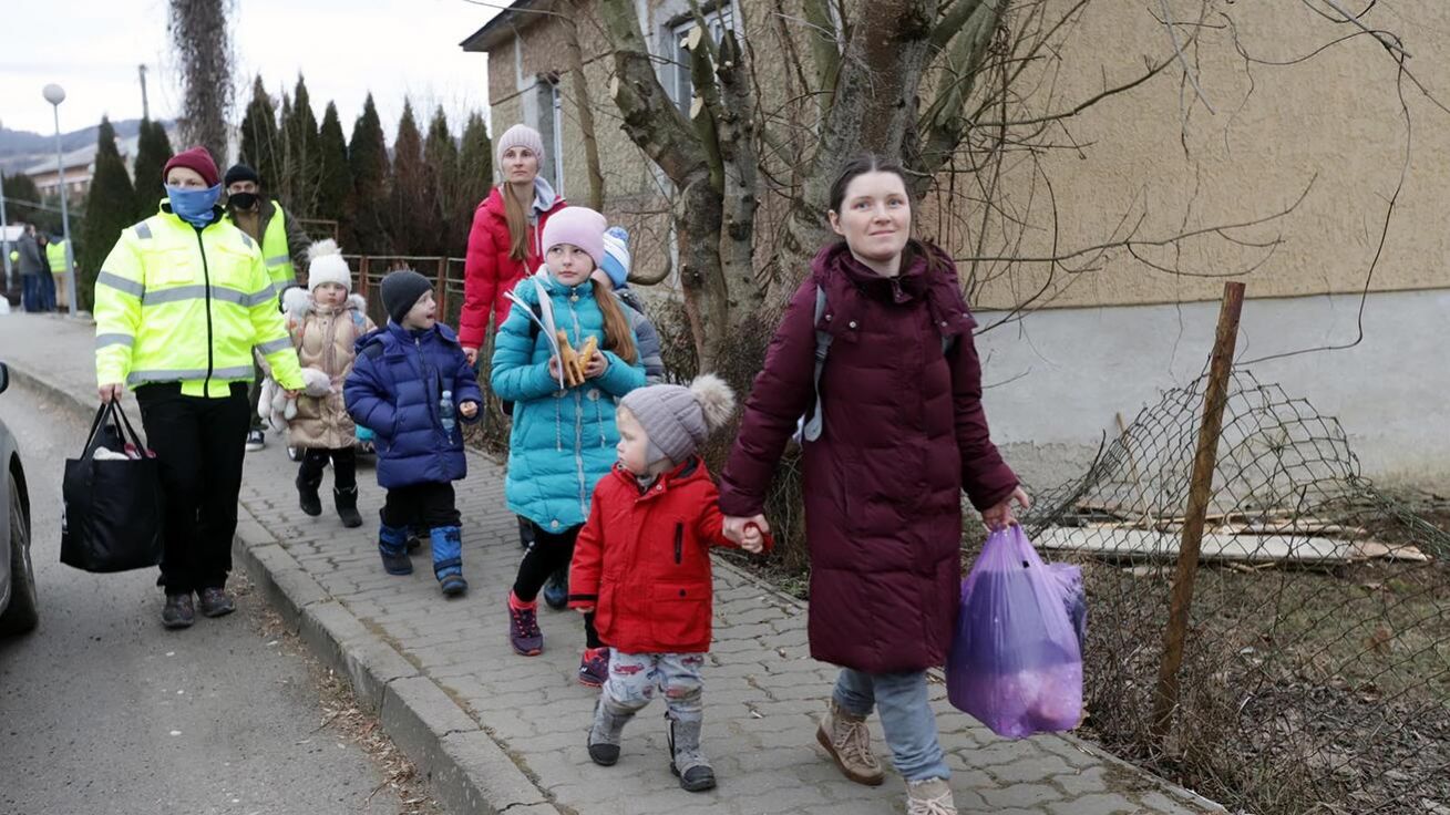 image:Image Do slovenské vesničky Ubľa přicházely o víkendu z Ukrajiny téměř výhradně ženy s dětmi. Odtud pokračovaly dál do vnitrozemí i do mnoha jiných evropských států. Více na str. 3.