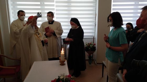 image:Image Kapli v Nemocnici sv. Kříže Žižkov požehnal kardinál Dominik Duka.