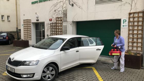 image:Image Zdravotní sestra Zuzana Topičová z týmu domácí péče Hospice svatého Lazara v Plzni se od ledna vydává za svými pacienty do jejich domácností.
