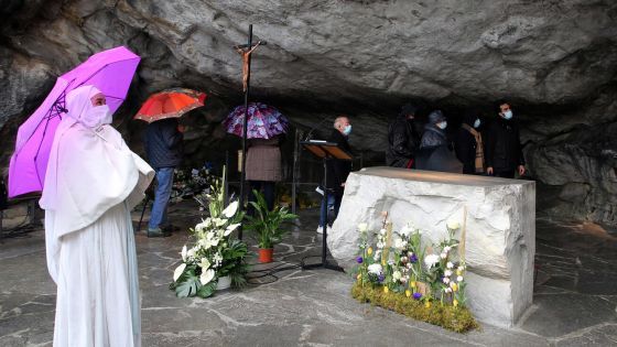 image:Image Slavnost znovuotevření lurdské jeskyně společně prožily 4 000 poutníků z různých zemí světa.