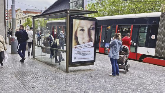 image:Image Kampaň „Nesoudíme. Pomáháme“ se objevuje i na stovkách reklamních ploch v ulicích velkých měst.