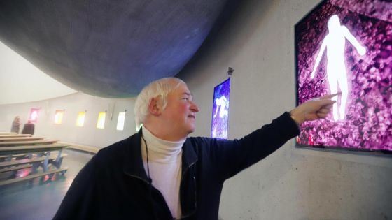 image:Image P. Pavel Hověz ukazuje 10. zastavení, které je spjato s jeho přítelem P. Františkem Líznou.