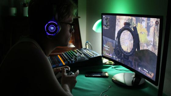 image:Image Závislé dítě často hraje tajně v noci a přes den pak ve škole usíná.