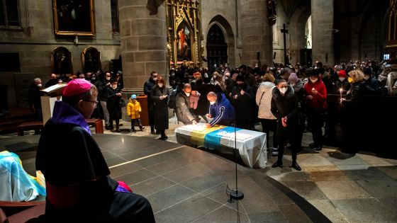 image:Image Pomodlit se za všechny, kdo byli zvůlí ruského agresora na Ukrajině vtaženi do válečného konfliktu, a prosit za mír přišli lidé do katedrály sv. Bartoloměje 25. února.
