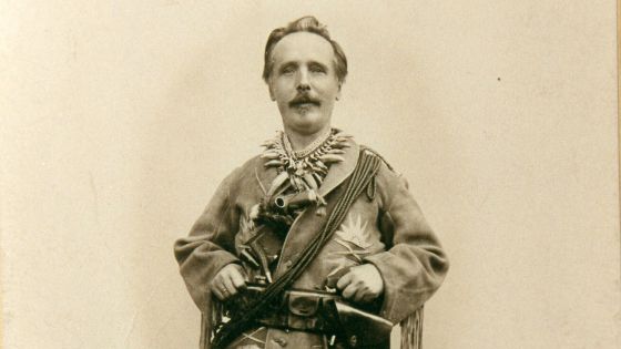 image:Image Karel May přiživoval literární historky smyšlenými příběhy ze svého života, vydával se za skutečného Old Shatterhanda, až tomu sám uvěřil.