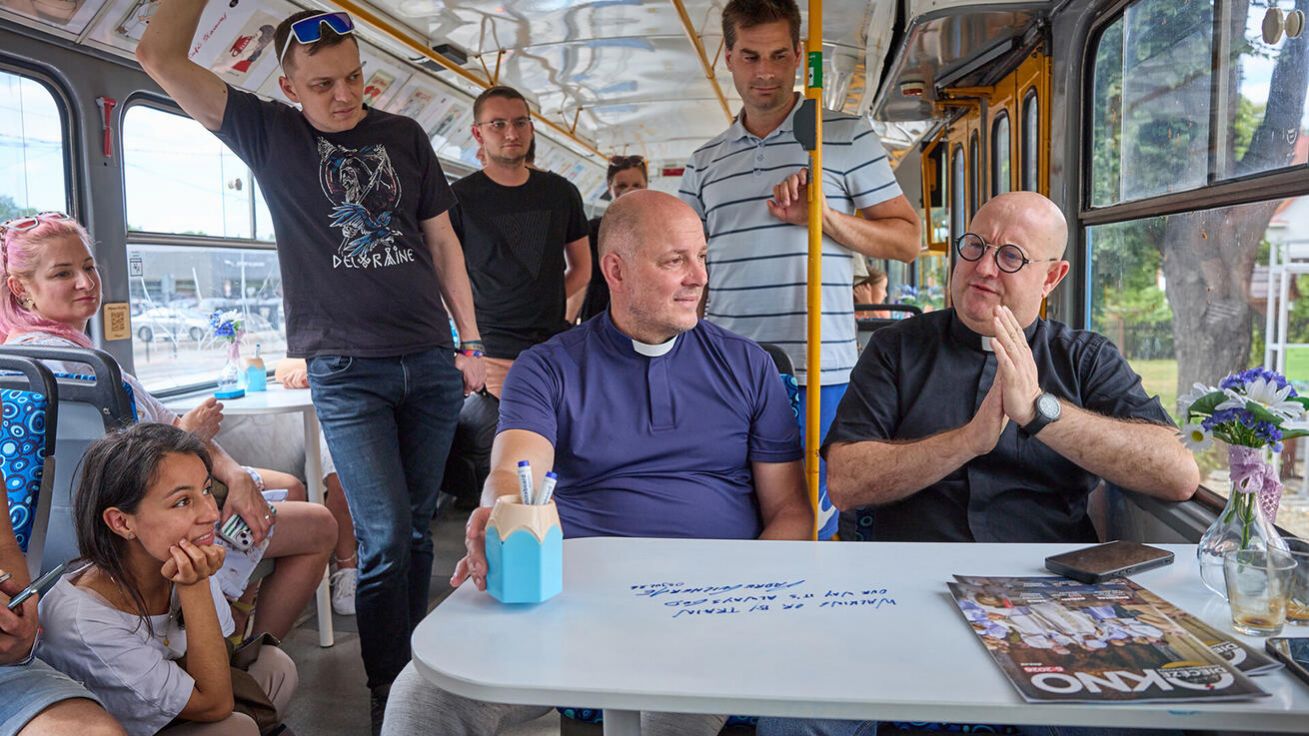 image:Image Odpoledne kněz a DJ Padre Guilherme Peixoto (zcela vpravo) zavítal do kostela sv. Antonína z Padovy v Ostravě-Kunčičkách, kde slavil mši svatou, povídal a fotil se s přítomnými. Na konci setkání si dal kávu v Kafe tramvaj – fajna zastávka, která stojí přímo před kostelem.
