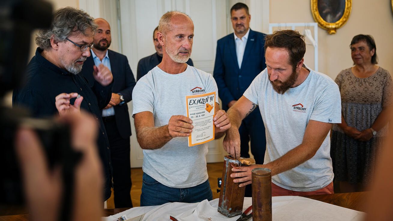 image:Image Slavnostní otevření schrán nalezených během opravy střechy v sanktusové věžičce provázely napětí a zvědavost, co v nich bude ukryto.