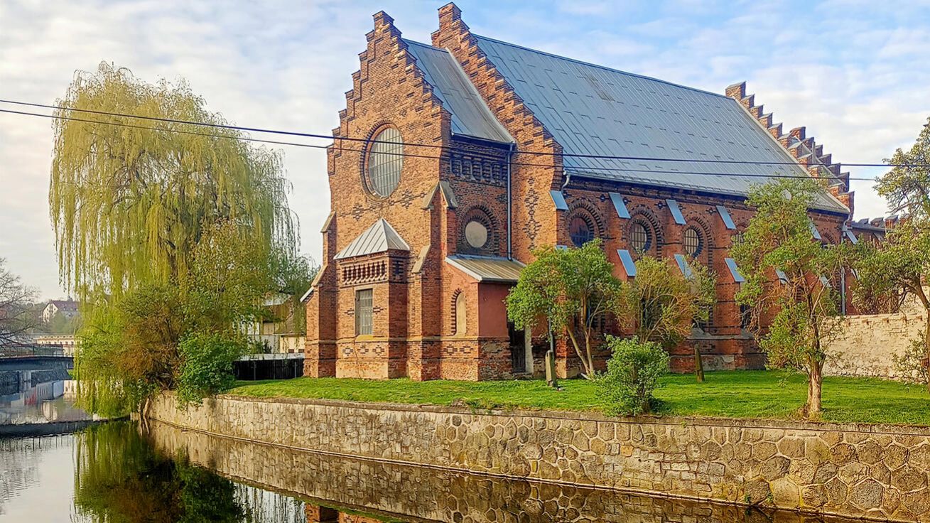 image:Image Nová synagoga ve Velkém Meziříčí je reprezentativní novogotickou stavbou.