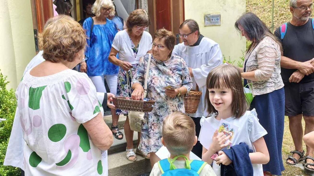 image:Image Účastníci poutě v kapli Panny Marie Lurdské.