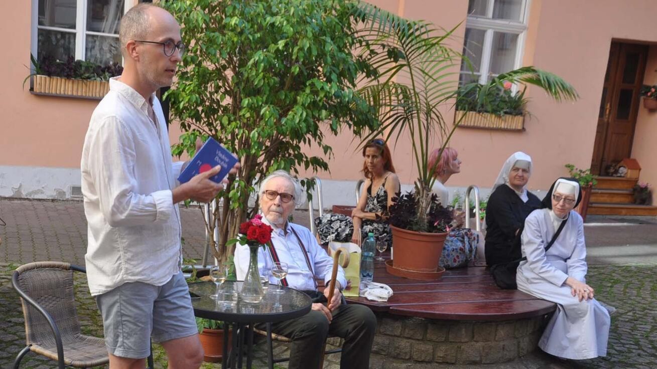 image:Image Zdeněk A. Eminger (vlevo) s profesorem Karlem Skalickým při prezentaci knihy Moře lásky.