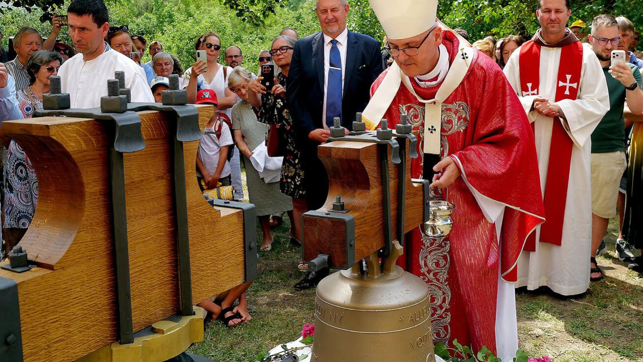 image:Image Arcibiskup Stanislav Přibyl žehná jeden ze dvou nových zvonů.