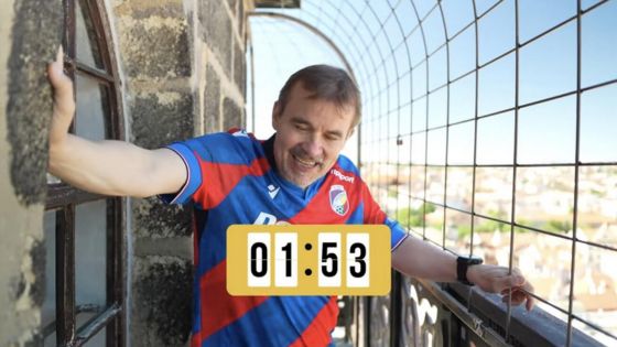 image:Image Biskup Tomáš Holub vyběhl na věž plzeňské katedrály v rekordním čase 1:53 a zve návštěvníky, aby ho následovali.