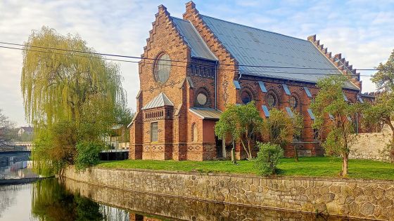 image:Image Nová synagoga ve Velkém Meziříčí je reprezentativní novogotickou stavbou.