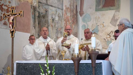 image:Image Mše sv. v opraveném kostele sv. Prokopa.
