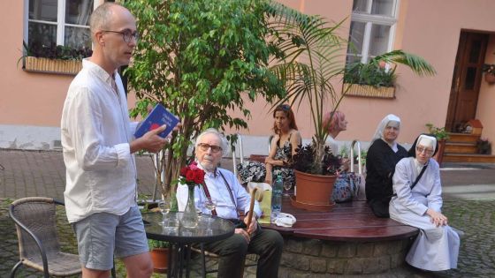 image:Image Zdeněk A. Eminger (vlevo) s profesorem Karlem Skalickým při prezentaci knihy Moře lásky.