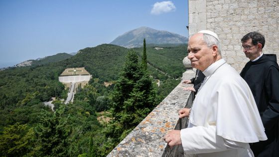 image:Image Z kláštera v Monte Cassinu jsou vidět i vojenské hřbitovy, kde jsou pohřbeni padlí z těžkých bojů svedených v oblasti během druhé světové války.
