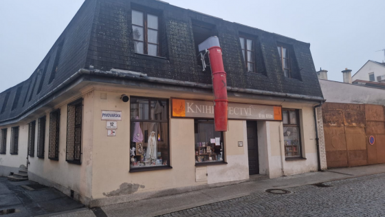 image:Image Původní a současný stav. Farnost chce rekonstrukci Katechetického domu v Karviné stihnout do konce roku.