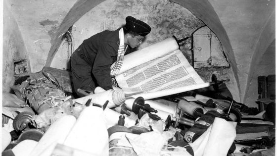 image:Image Vojenský kaplan zkoumá jeden ze stovek svitků Tóry ve sklepě Ústavu pro výzkum židovské otázky ve Frankfurtu nad Mohanem (1945).
